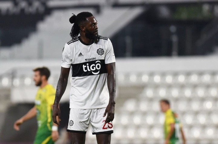 Adebayor sa "predviedol" nechutným karate kopom